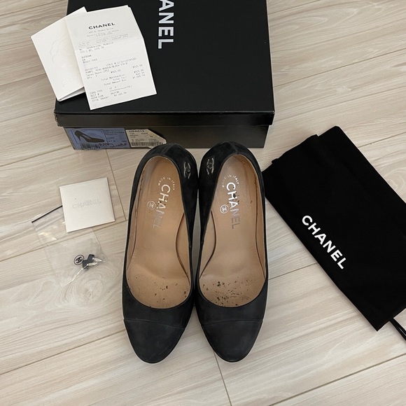 CHANEL Shoes - Chanel black heels 37.5 cc logo